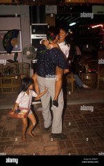 weibliches-kind-das-mit-dem-alteren-bar-madchen-sexhandel-pattaya-thailand-sudost-asien-1990er...jpg