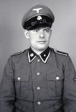 Bundesarchiv_Bild_192-034,_KZ_Mauthausen,_SS-Unterscharführer.jpg