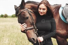 3673431-una-ragazza-felice-comunica-con-il-suo-cavallo-preferito-la-ragazza-ama-gli-animali-e-...jpg