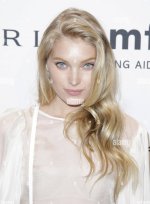 elsa-hosk-arrive-sur-le-tapis-rouge-a-l-amfar-new-york-gala-au-cipriani-a-new-york-le-5-fevrie...jpg