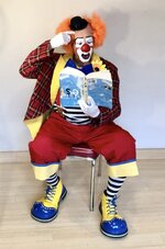 Auguste_clown_reading_a_book_upside-down.jpg
