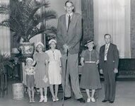 Robert Wadlow, nato nel 1918, divenne l'uomo più alto della storia,  raggiungendo 8'11.1 (2,72 m) a causa di un disturbo pituitario. Ha girato  gli Stati Uniti con i tutori alle gambe e