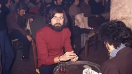 un-giovane-francesco-guccini-allosteria-delle-dame-di-bologna-1972.webp